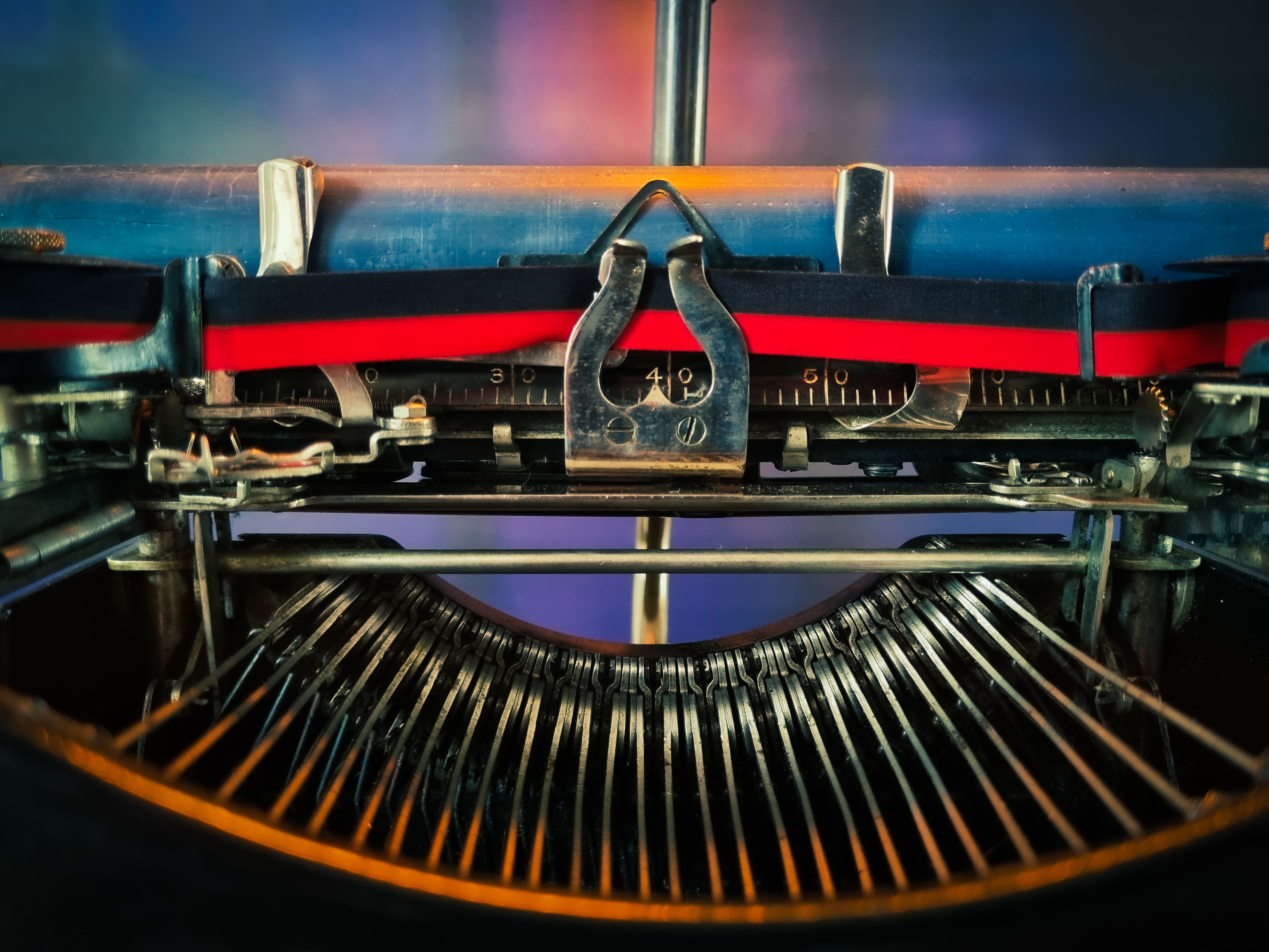 A journalist gains fame as a mystery writer
