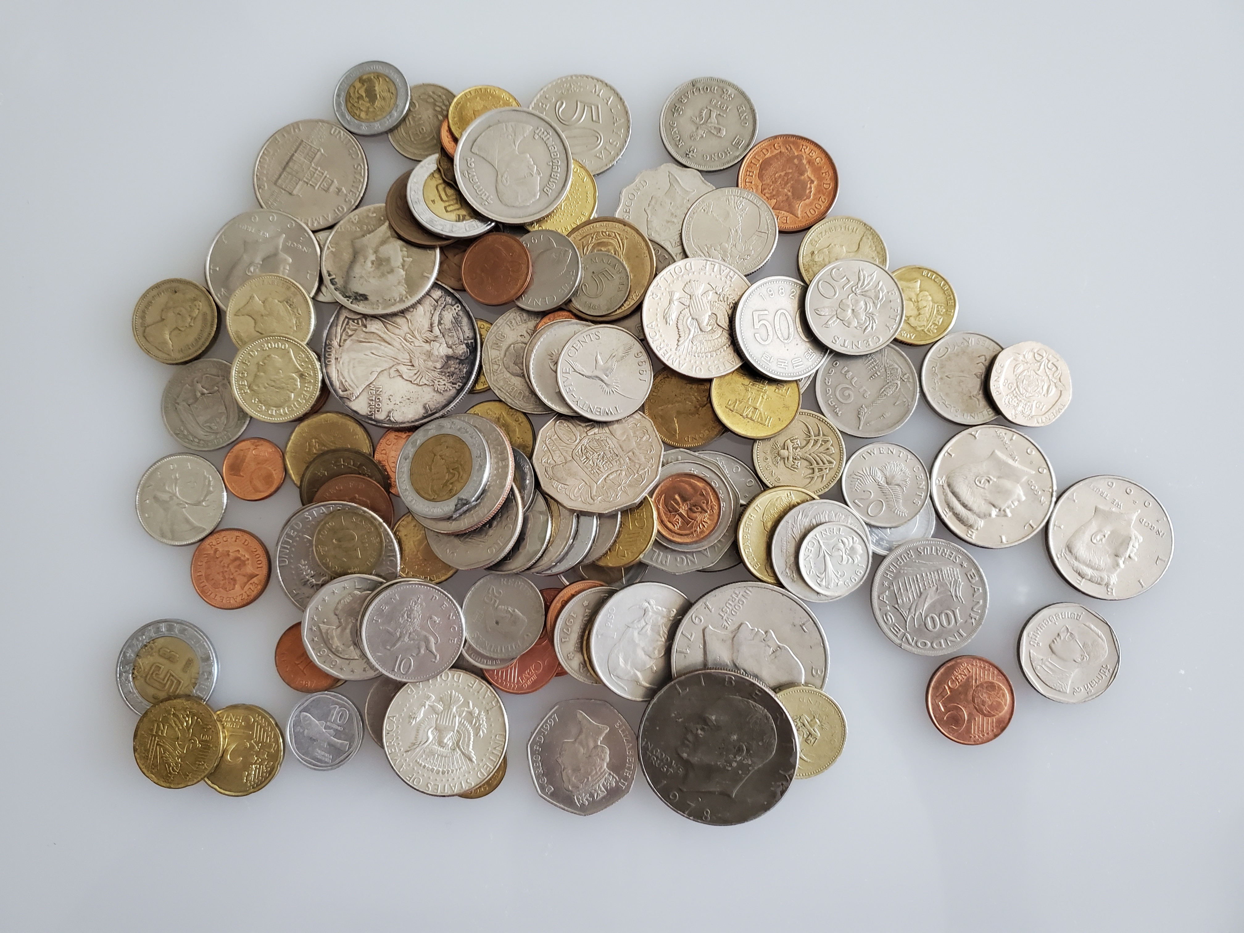 The life and salaries of Romanian journalists. A look inside a profession that doesn’t shine beyond the TV screen